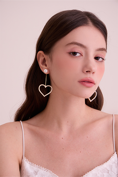 愛心簍空珍珠。銀針耳環