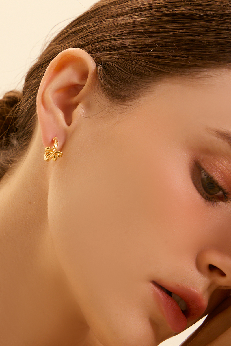 低調蝴蝶結。銀針耳環(金)