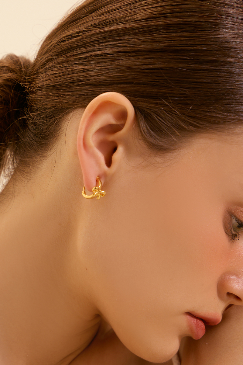 低調蝴蝶結。夾式耳環(金)