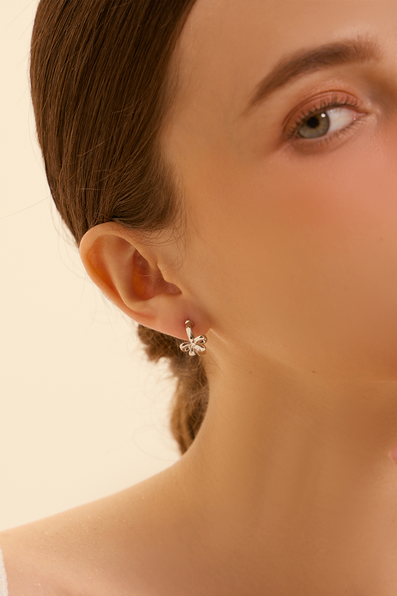 低調蝴蝶結。銀針耳環(銀)