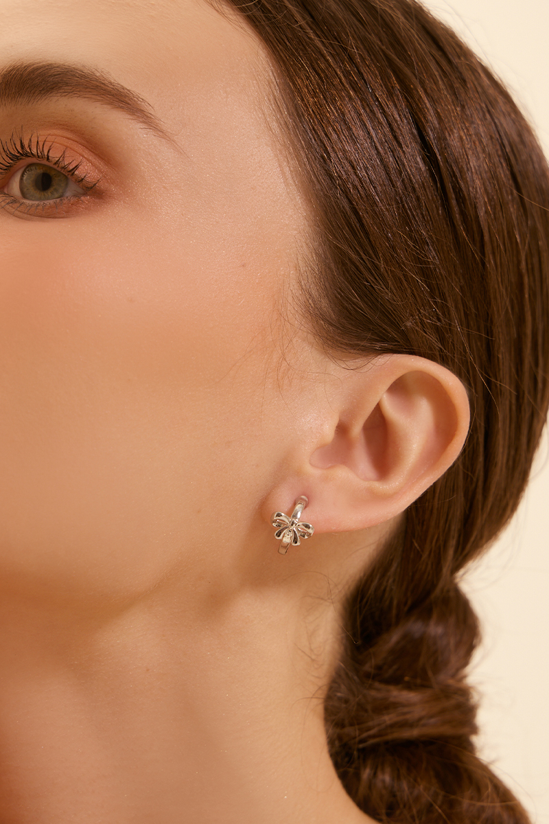 低調蝴蝶結。銀針耳環(銀)
