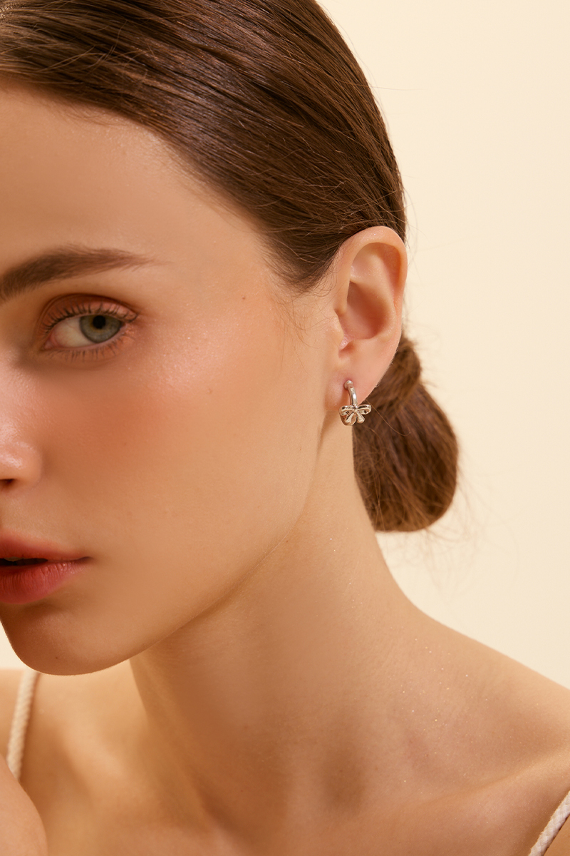 低調蝴蝶結。夾式耳環(銀)