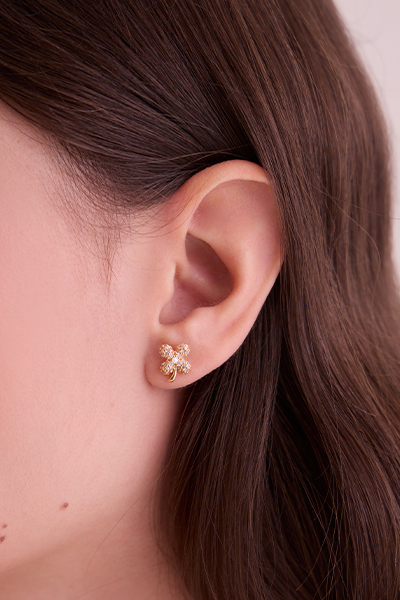 輕奢鑽面四葉草。銀針耳環