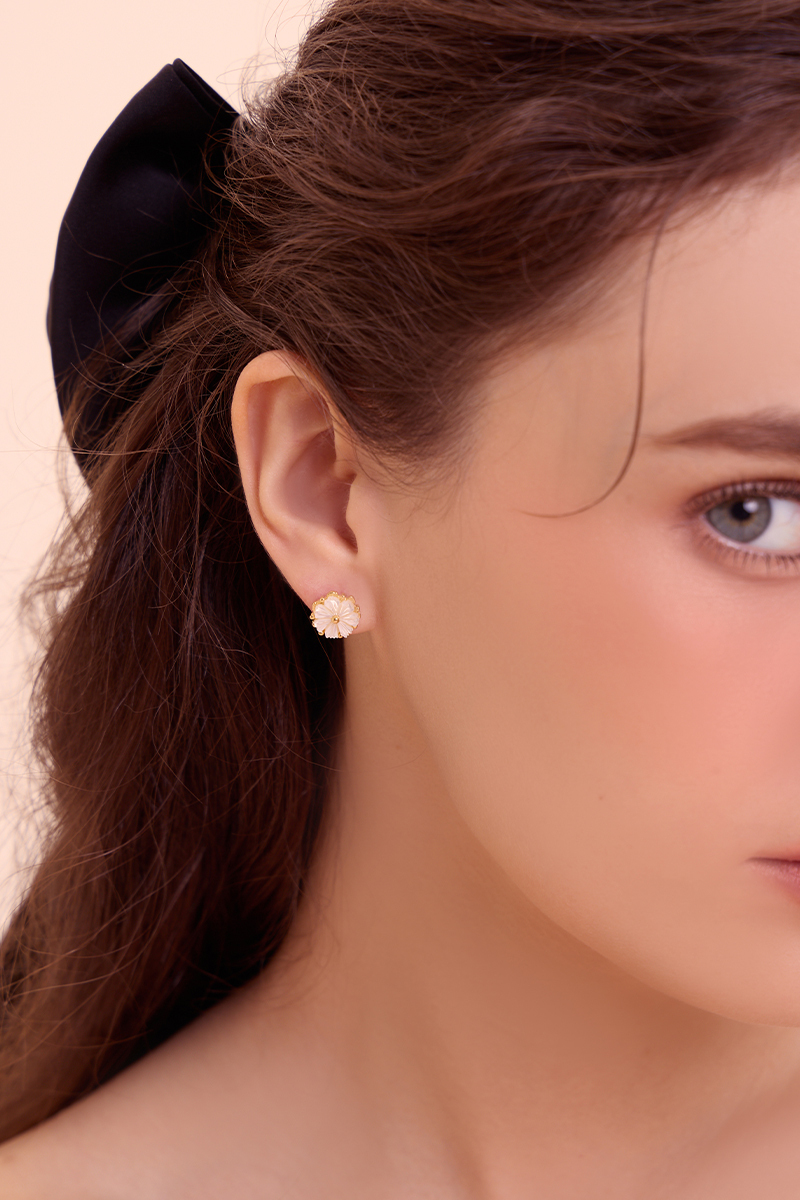 輕奢貝母山茶花。銀針耳環