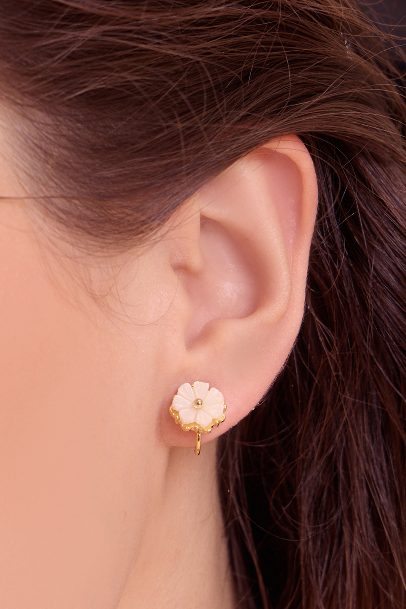 輕奢貝母山茶花。夾式耳環