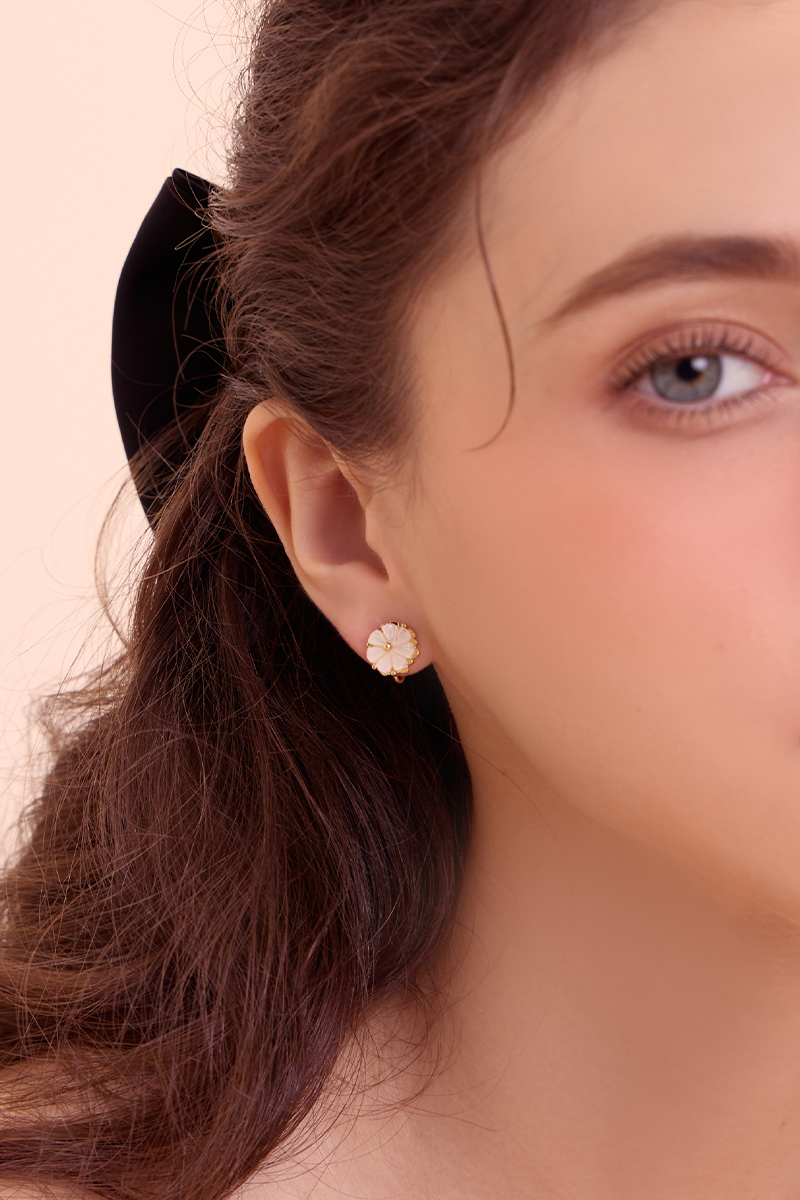 輕奢貝母山茶花。夾式耳環