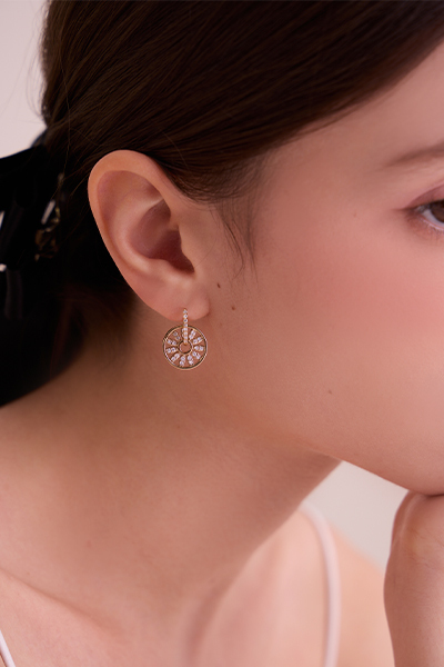 閃亮鑲鑽圓盤造型。針式耳環