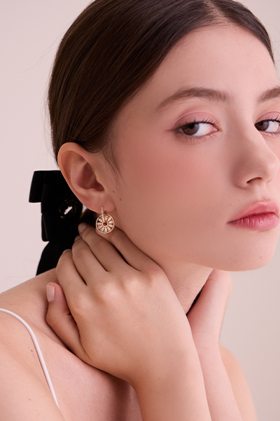 閃亮鑲鑽圓盤造型。針式耳環