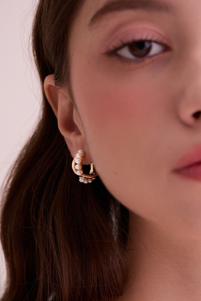 質感交叉珍珠。夾式耳環