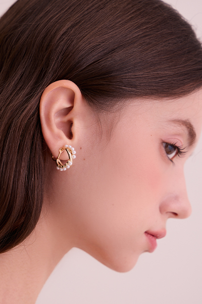 質感交叉珍珠。夾式耳環