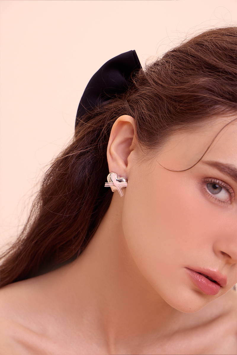 蕾絲絲帶蝴蝶結愛心。針式耳環(粉)