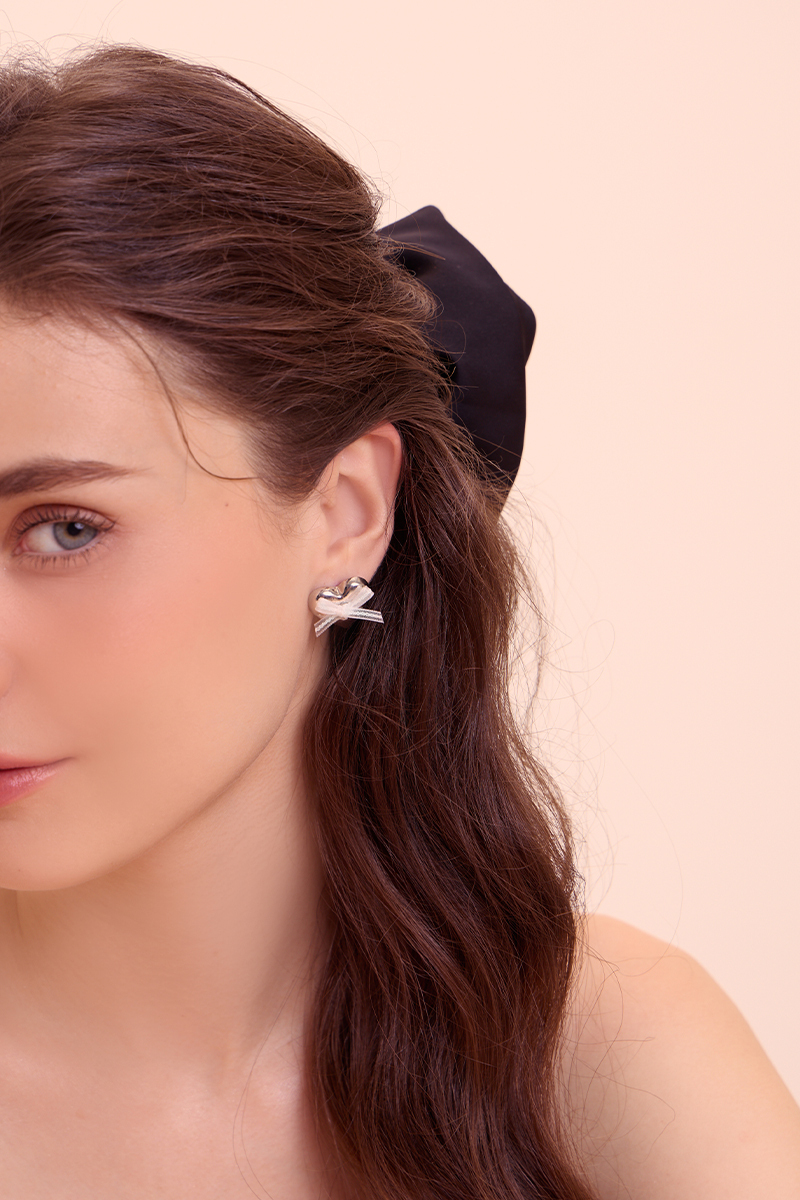 蕾絲絲帶蝴蝶結愛心。針式耳環(白)