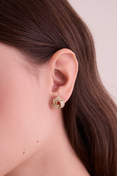 繞鑽絲帶 。針式耳環