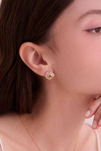 繞鑽絲帶 。針式耳環