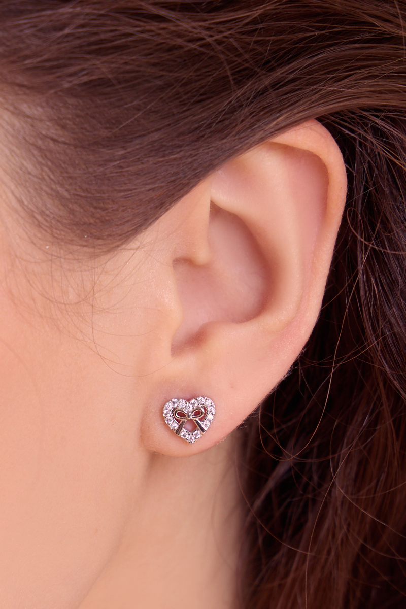 愛心滿鑽蝴蝶結。銀針耳環