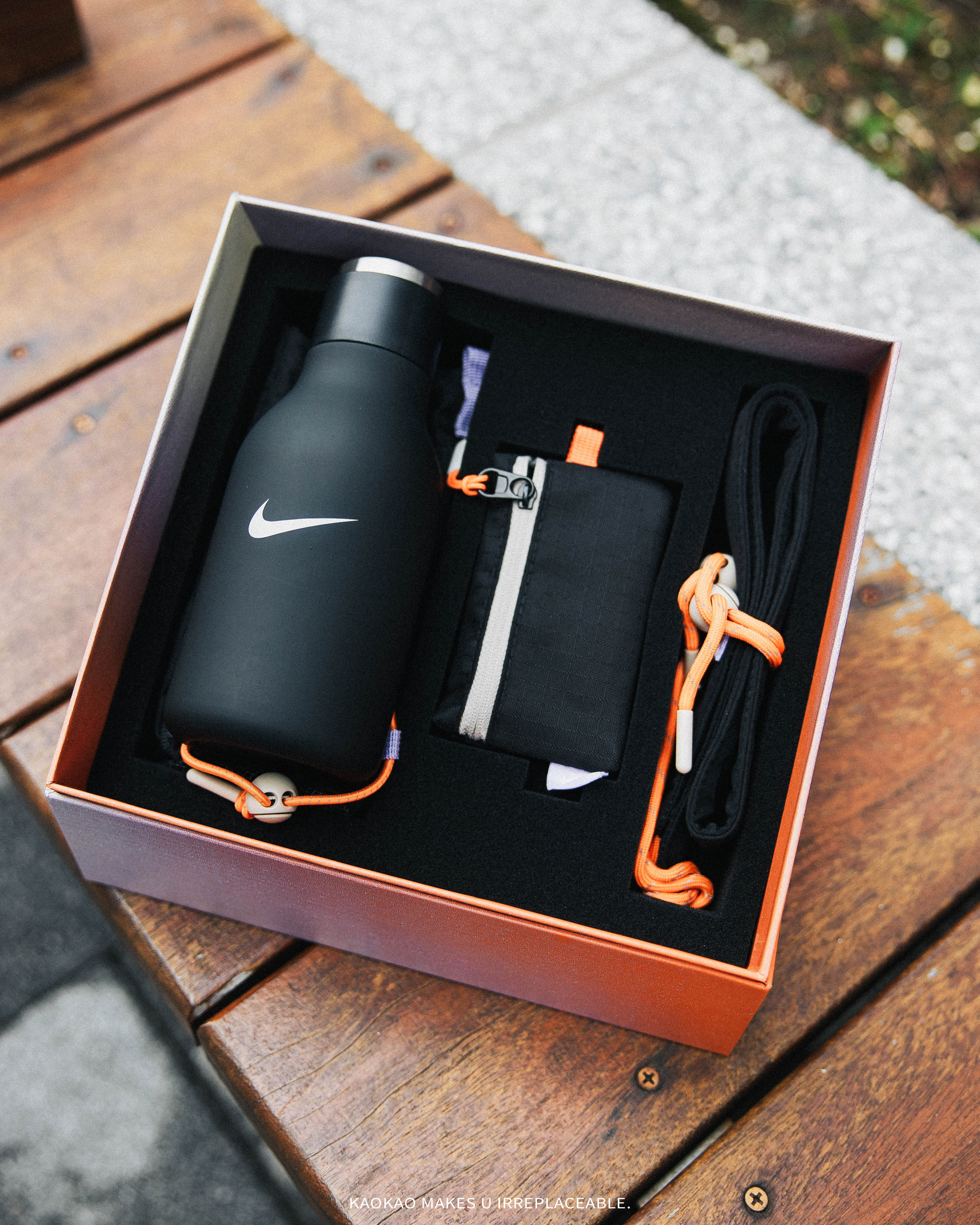 『現貨』NIKE 海外限定 水壺旅行組 (水壺+側背包+卡包) 米白 黑