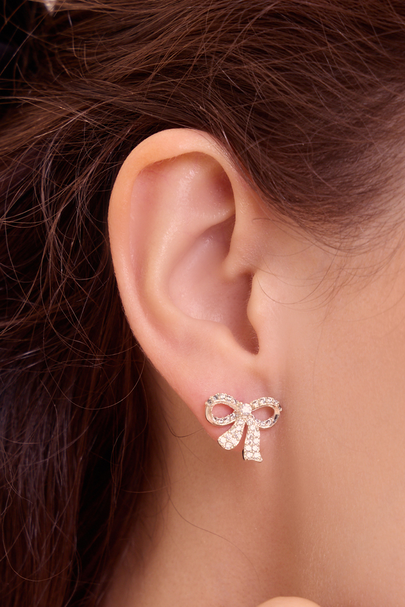 閃耀滿鑽蝴蝶結。銀針耳環