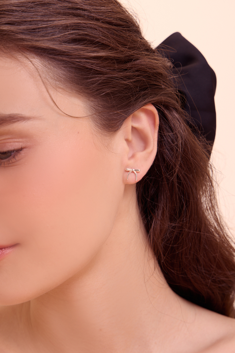 低調蝴蝶結。針式耳環