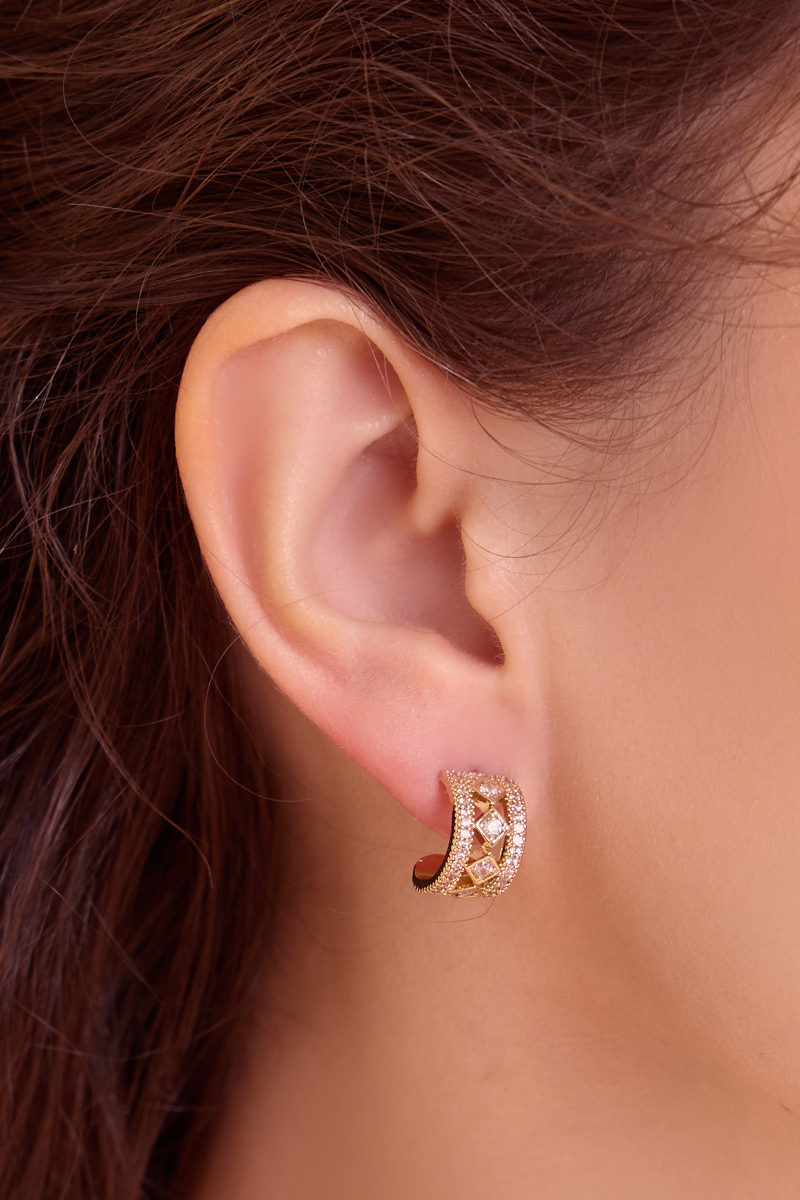 滿鑽鋯石。銀針耳環