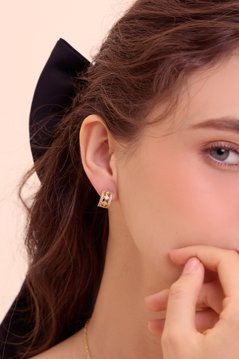 滿鑽鋯石。銀針耳環