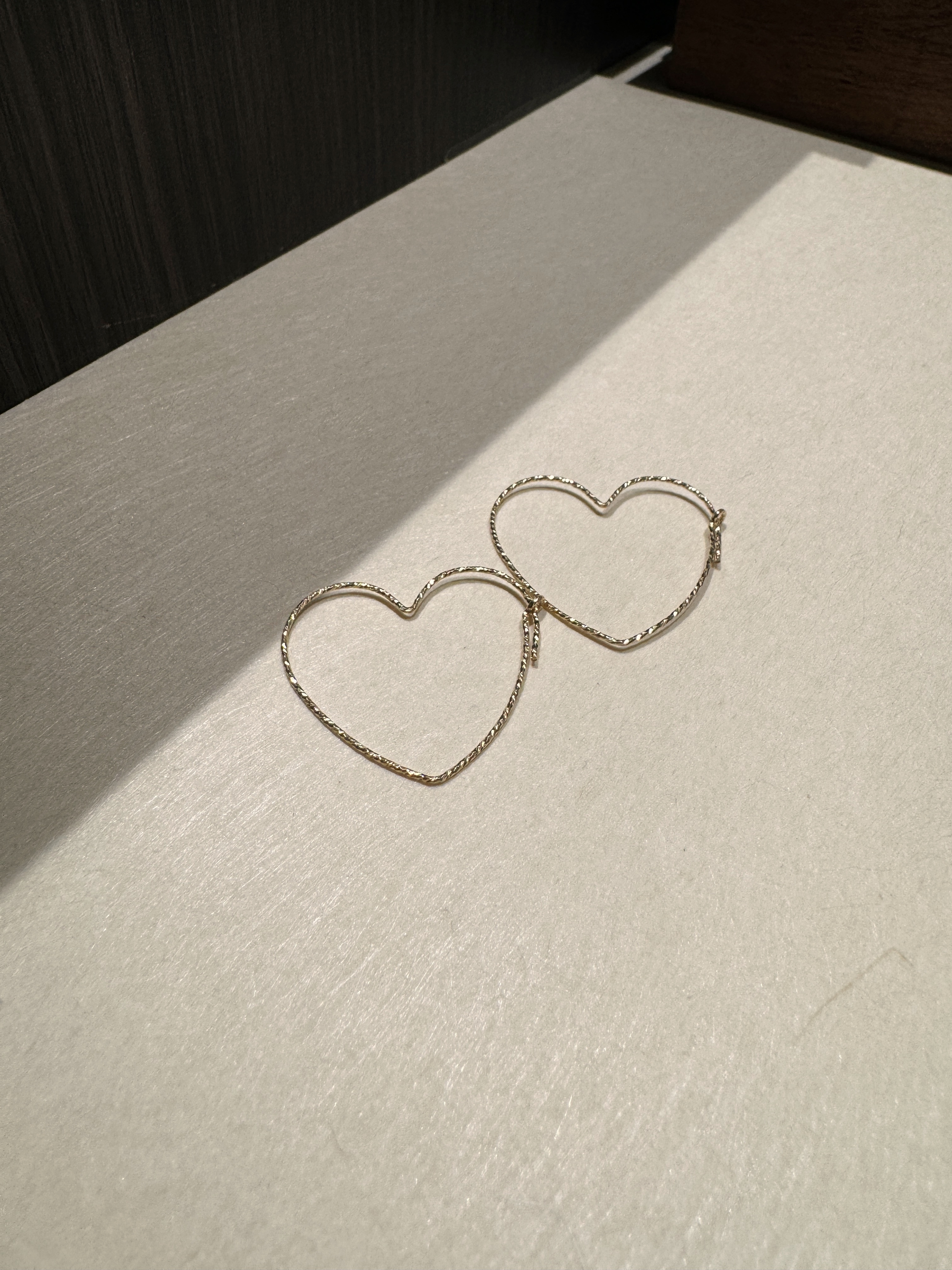 亮亮刻紋愛心耳環