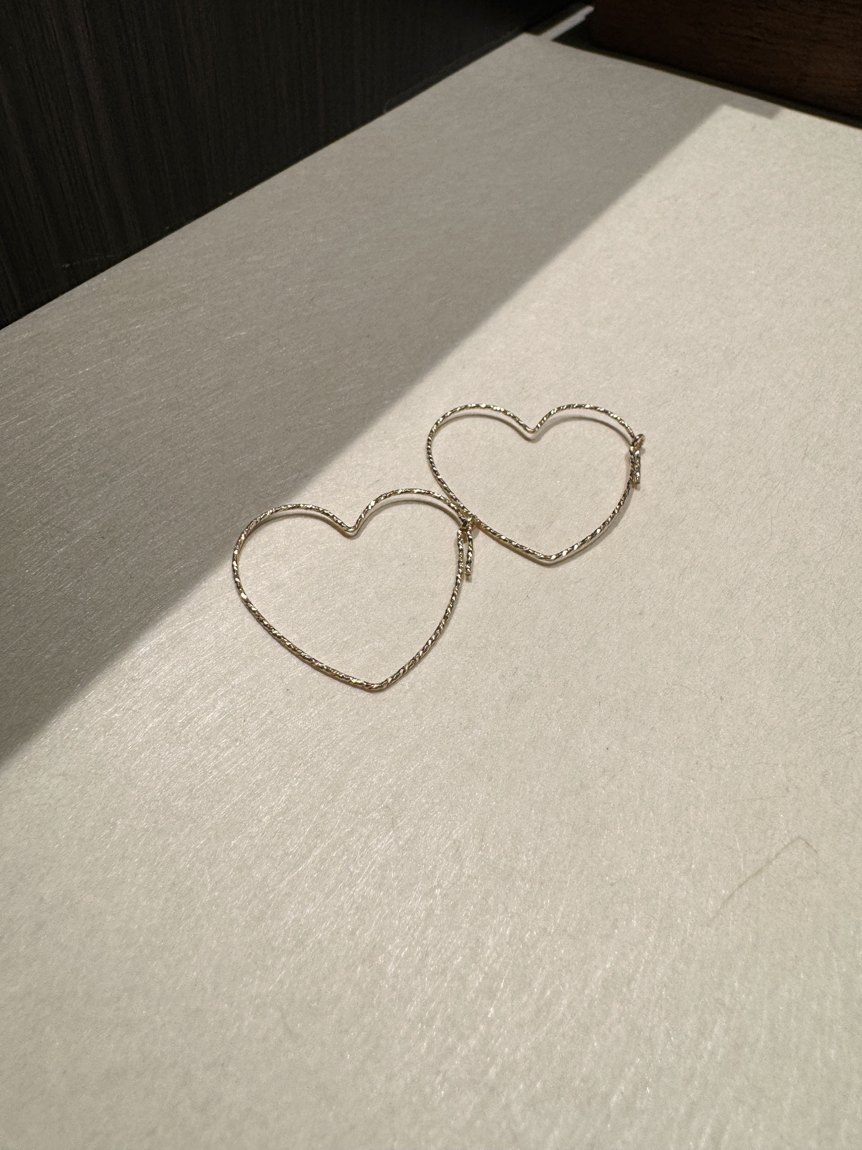 亮亮刻紋愛心耳環