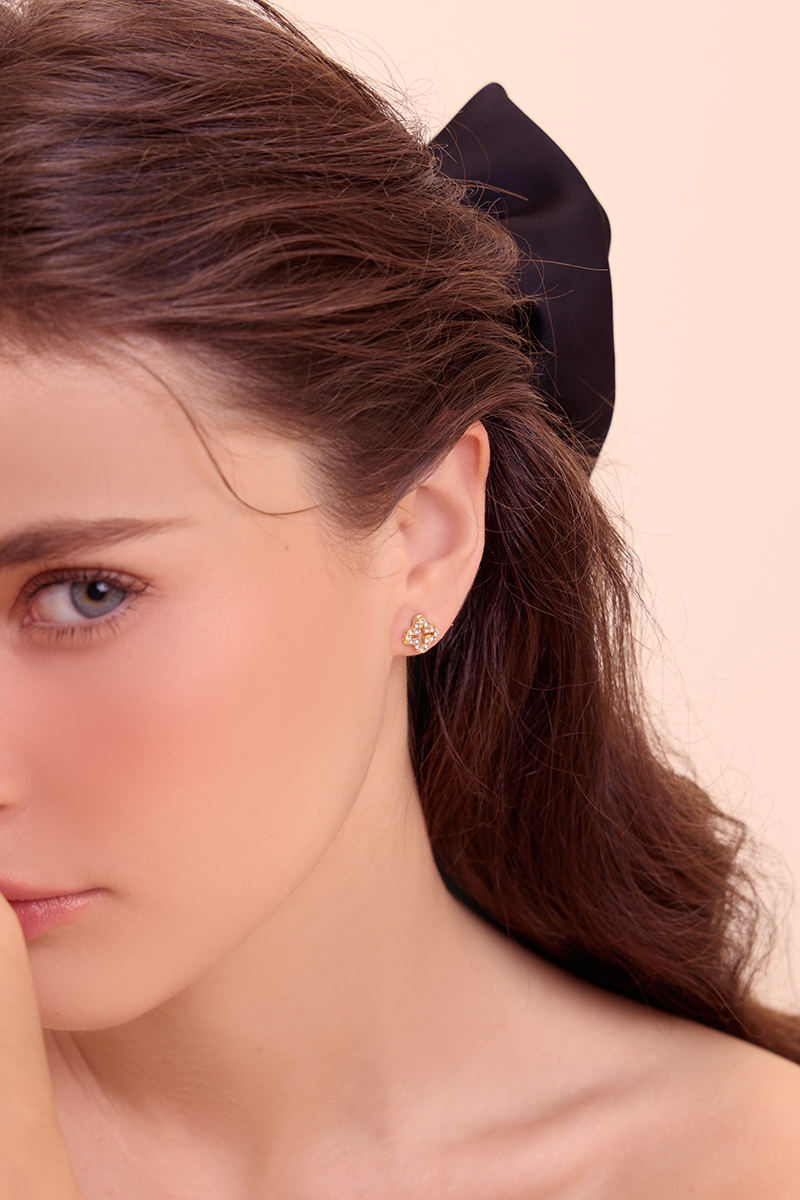 簍空滿鑽幸運草。針式耳環