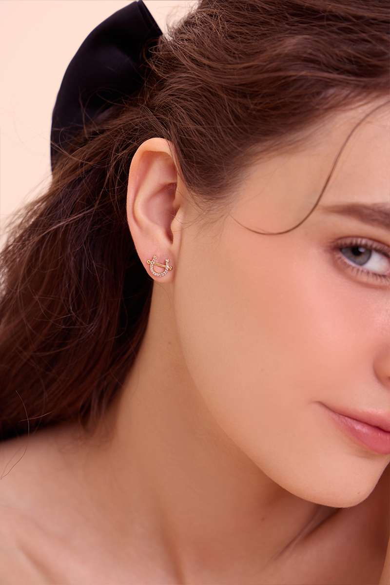 馬蹄鋯石。銀針耳環