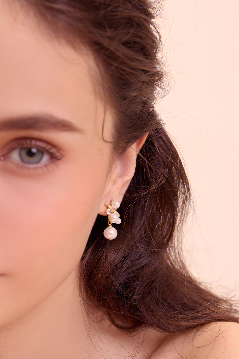 閃閃鋯石珍珠拼接。針式耳環