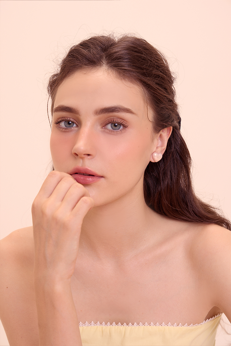 亮面珠光愛心。針式耳環(粉)