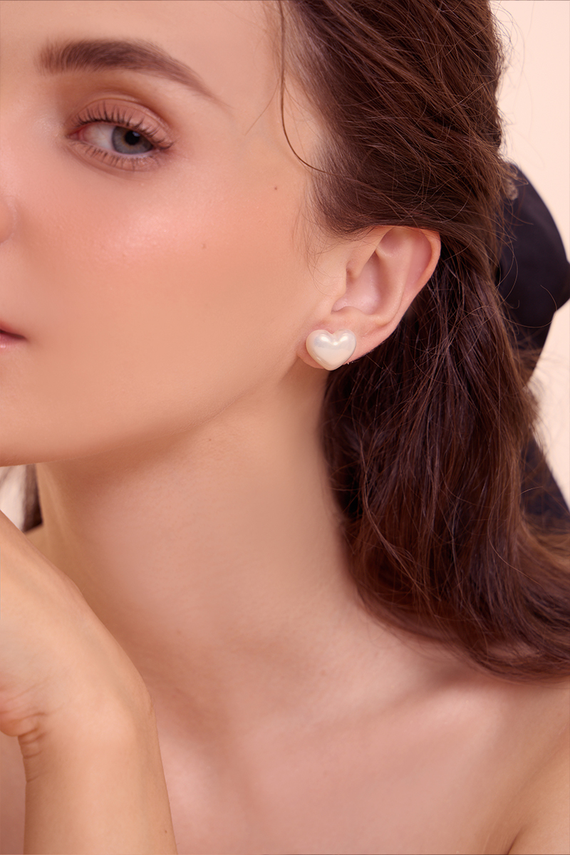 亮面珠光愛心。針式耳環