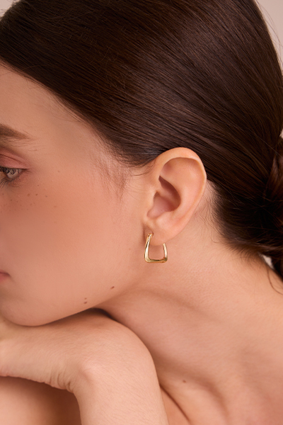 簡約U形。針式耳環(金)