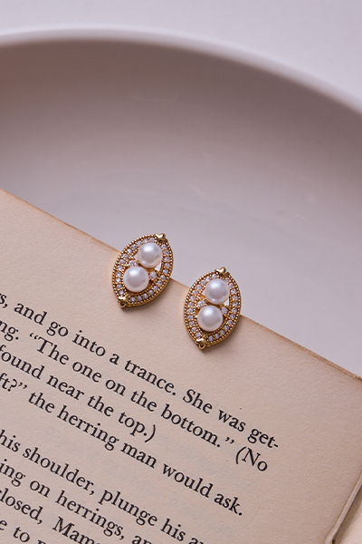 法式弧形珍珠。銀針耳環