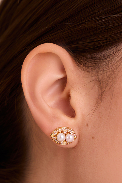 法式弧形珍珠。銀針耳環