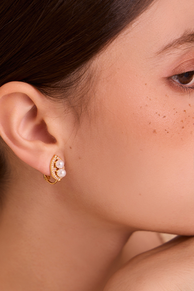 法式弧形珍珠。夾式耳環