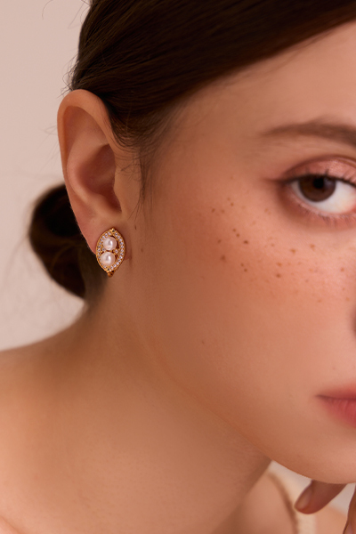 法式弧形珍珠。夾式耳環