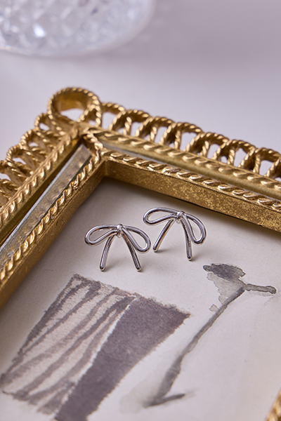 金屬蝴蝶結 。針式耳環 (銀)