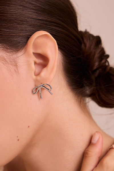 金屬蝴蝶結 。針式耳環 (銀)