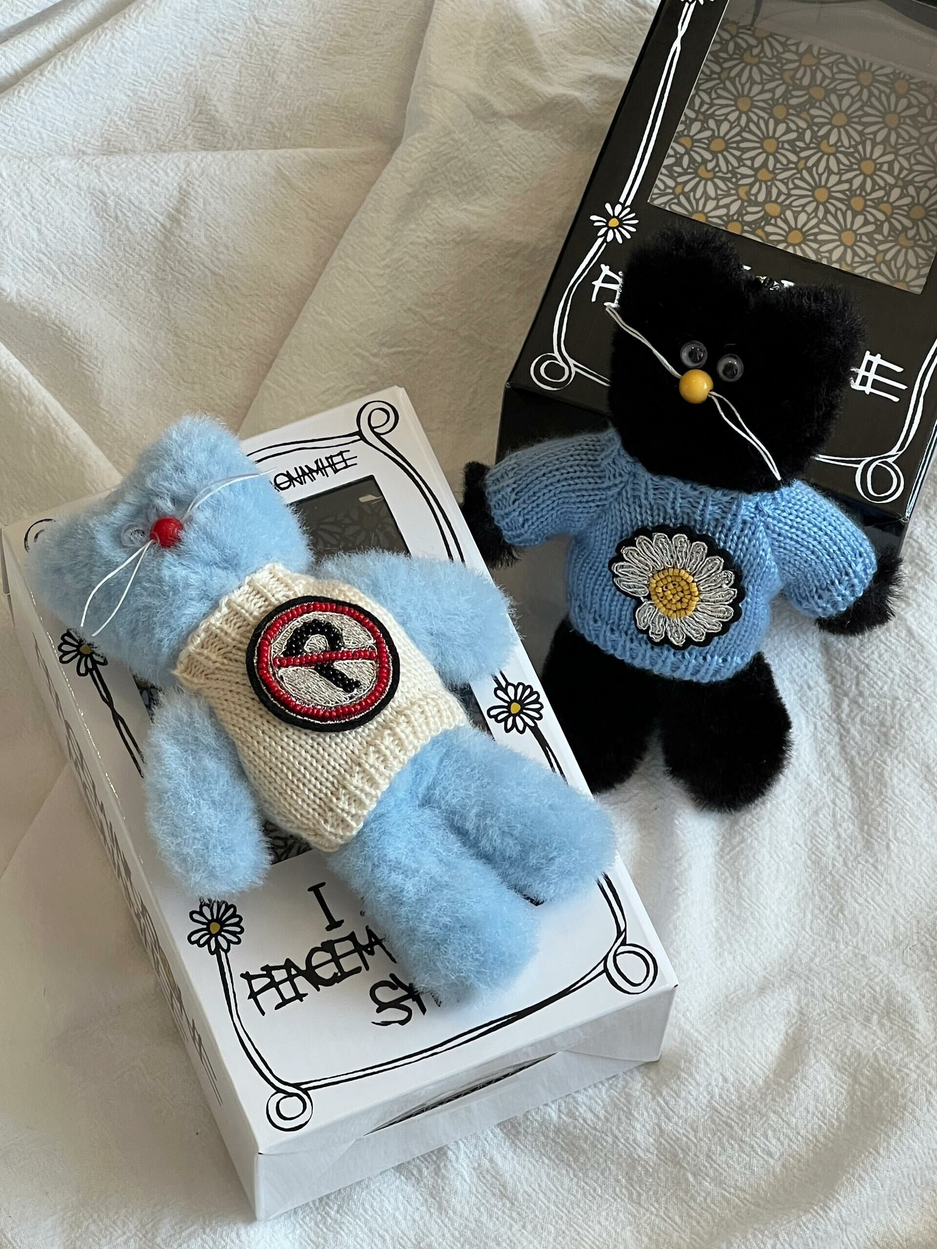 Monamhee x Peaceminusone 小雛菊貓咪吊飾 GD 頭巾 鑰匙圈 黑色 淺藍色 (任買兩件711免運)/預購