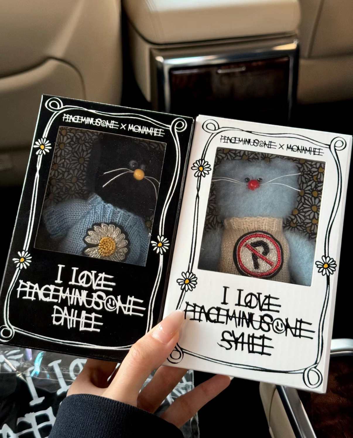 Monamhee x Peaceminusone 小雛菊貓咪吊飾 GD 頭巾 鑰匙圈 黑色 淺藍色 (任買兩件711免運)/預購