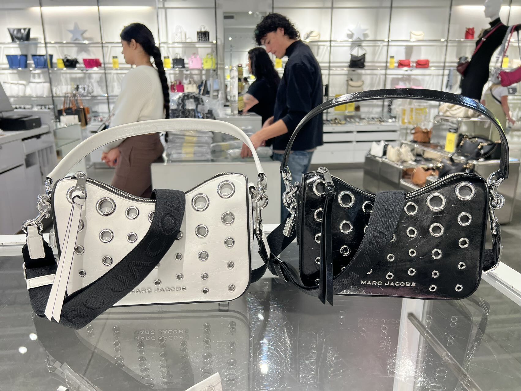 【預購】MARC JACOBS G122418 鏤空鉚釘斜咩袋