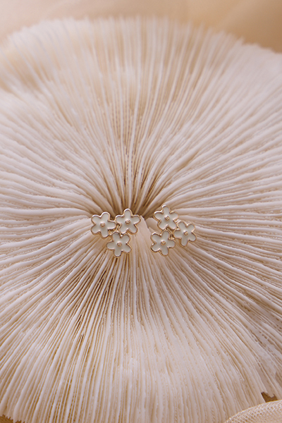 清新畫釉小白花。銀針耳環