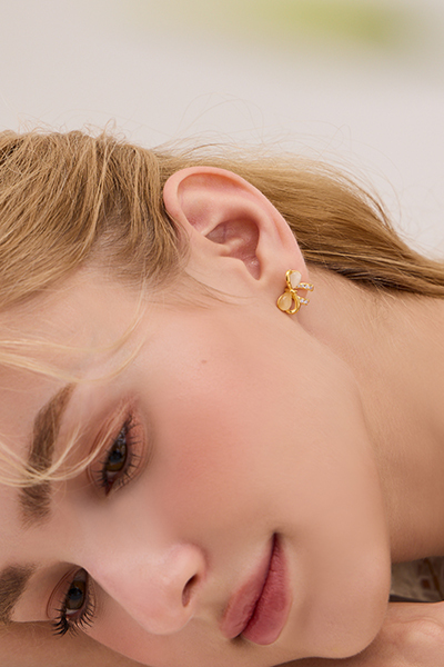 貓眼鋯石蝴蝶結。夾式耳環