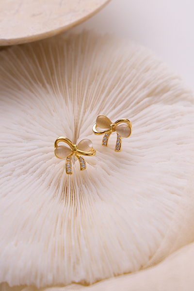 貓眼鋯石蝴蝶結。銀針耳環