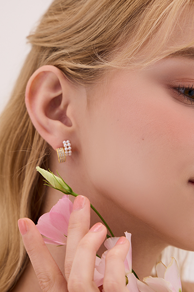 鋯石珍珠排列。銀針耳環