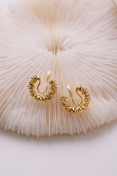 不規則碎片C形。夾式耳環