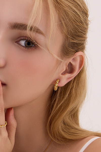 不規則碎片C形。夾式耳環