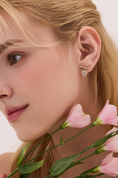 交叉鋯石愛心。銀針耳環