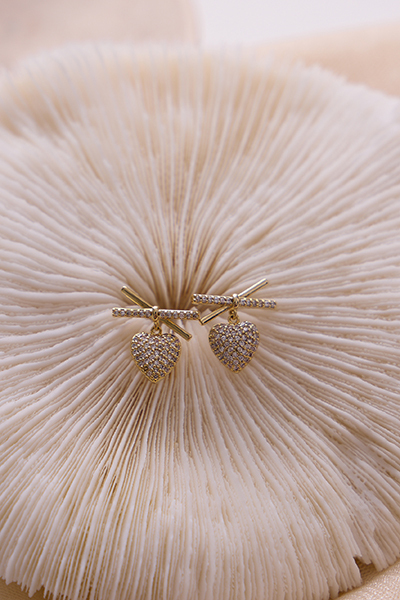 交叉鋯石愛心。銀針耳環