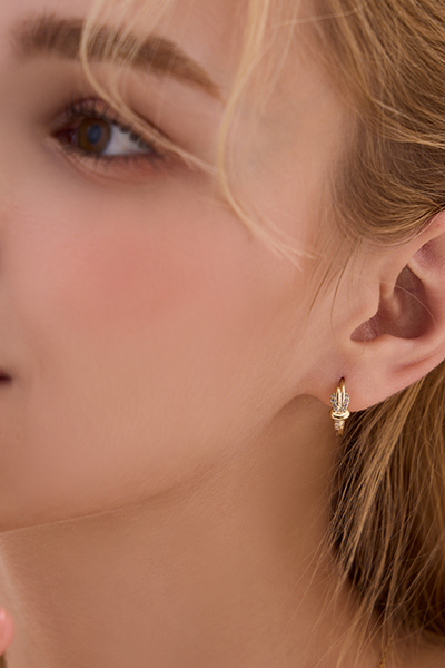 圈形繩結鋯石。銀針耳環